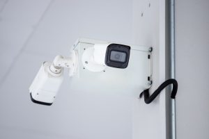 surveillance de la maison grâce aux caméras